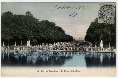 Chateau de Versailles: látogatók az Apollo tank medencéje előtt a parkban - 1905-ös képeslap alkotó: Unbekannt