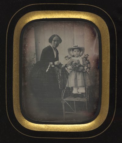 Gyerek egy széken áll virágot tartva, anyával, c. 1855. alkotó: Unbekannt