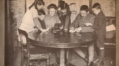 Gyerekek, akik kiürítik a perselyüket, hogy hadikölcsönbe fektessenek, c1917, 1935 alkotó: Unbekannt