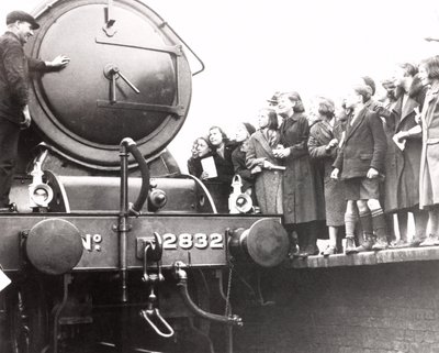 Gyermekek gőzmozdonyt néznek, 1936. március 3 alkotó: Unbekannt