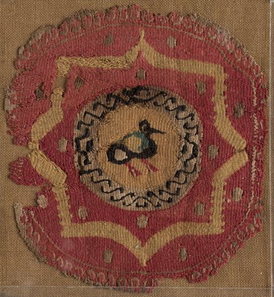 Kör alakú szegmentum nyolcágú csillaggal és madárral, 600-700-as évek. alkotó: Unbekannt