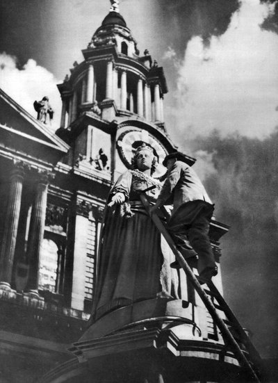 Anna királynő szobrának megtisztítása György király vs ezüst jubileumi ünnepségek keretében, 1935 alkotó: Unbekannt
