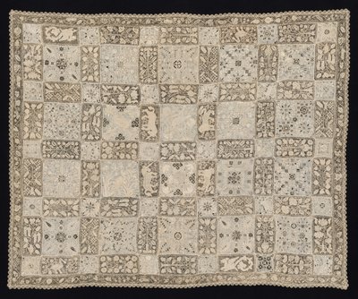 Egyszarvúkkal, sárkányokkal, egyéb állatokkal és virágmintákkal ellátott ruha, 1800-as évek. alkotó: Unbekannt
