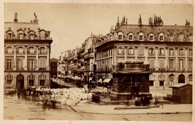 Párizs község (1871) a Place Vendome felől nézve a megsemmisült oszloppal. Fényképezés. Nyomtatás kartonra Dim. 10,4x6,2 cm alkotó: Unbekannt