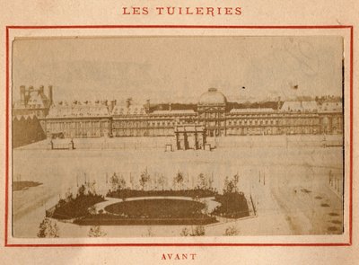 Párizs kommün (1871): a párizsi Palais des Tuileries képe az 1871. májusi tűzvész előtt. Pierre Pepetit fényképe. Nyomtatás kartonra, Dim. 9x5,4 cm alkotó: Unbekannt