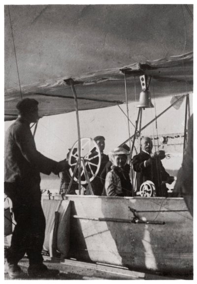 Zeppelin gróf lányával a Zeppelin LZ3 gondolájában, Németország, 1906-1908 1933 alkotó: Unbekannt