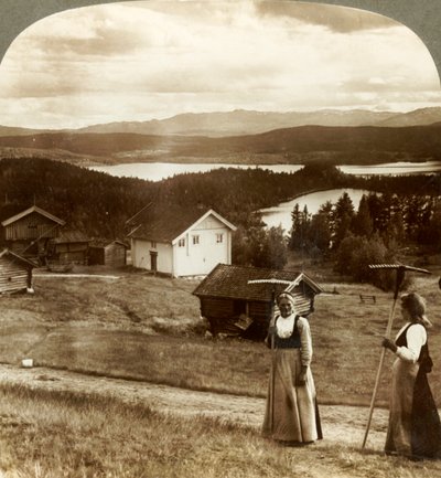 Vidéki lányok szénavágáskor - a Bolkesjo- és a Folsjo-tavakon át a Himingen-hegyig, Norvégia, 1905. alkotó: Unbekannt