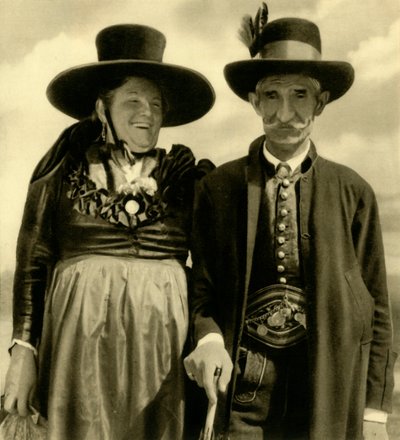 Pár hagyományos ruhában, Sankt Lambrecht, Stájerország, Ausztria, 1935. alkotó: Unbekannt