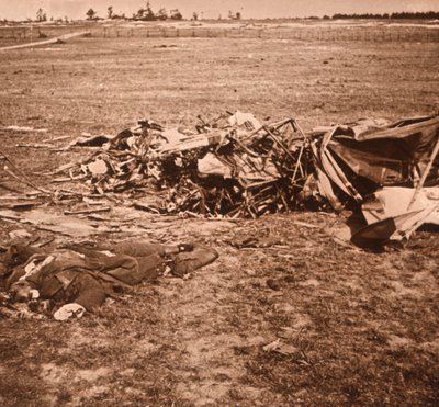 Lezuhant repülőgép, Sainte-Marie-à-Py, Észak-Franciaország, c1914-c1918 alkotó: Unbekannt