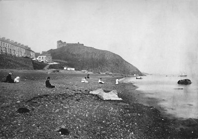 Criccieth – Kilátás a tengerpartra és a kastélyra, 1895 alkotó: Unbekannt