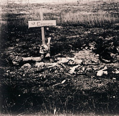 Kereszt és emberi maradványok, c1914-c1918 alkotó: Unbekannt