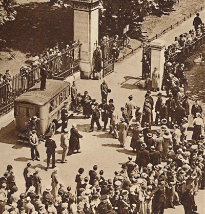 A tömeg nézi, ahogy a letartóztatott férfit a rendőrségi furgonba viszik 1937-ben alkotó: Unbekannt