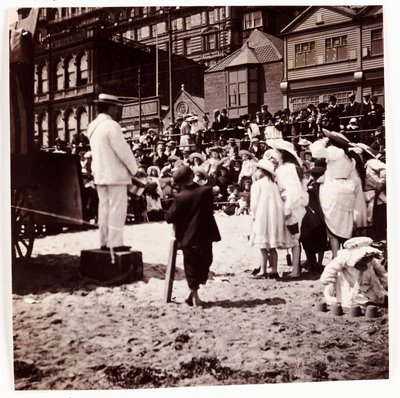 A tömeg egy tengerparti szórakoztatót néz, 1905 alkotó: Unbekannt