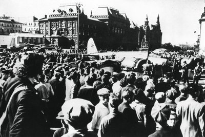 Tömeg egy lecsapott német bombázó körül a moszkvai Sverdlov téren, 1941 alkotó: Unbekannt