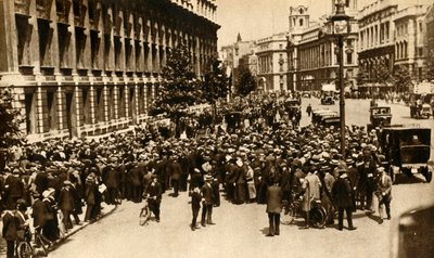 A londoni Downing Street előtt tömegek várják a híreket a háborúról, 1914. július, 1933. alkotó: Unbekannt