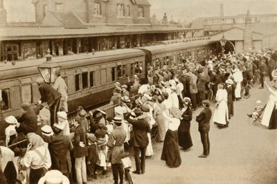 Az első világháborúban harcolni induló csapatokat integető tömeg, a háború, Nagy-Britannia, 1914, 1935. alkotó: Unbekannt