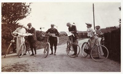 Kerékpárosok, akik térképet néznek, 1900 körül alkotó: Unbekannt