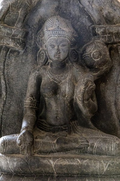 Delhi Nemzeti Múzeum. Gaja-Lakshmi (az elefántok vizet záporoznak Lakshmi istennőre). Pala, Kr.u. 9. század, Bihar. Kő. Részlet. India. alkotó: Unbekannt