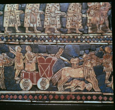 Részlet az Ur zászlójáról, amely egy sumér harci szekeret mutat, Irak déli részén, Kr.e. 2600-2400 körül alkotó: Unbekannt