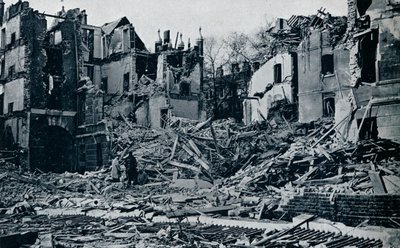 Lerombolt épületek a templom belső kertjéből, 1941 alkotó: Unbekannt