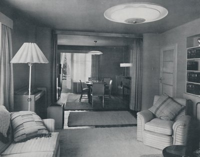 Étkező és nappali, amelyet csak vastag függöny választ el, vonzó modern szövésben, 1942 alkotó: Unbekannt