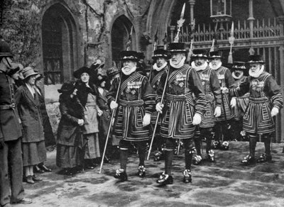 A Maundy Money elosztása a Yeomen Warders által, Tower of London, 1926-1927 alkotó: Unbekannt