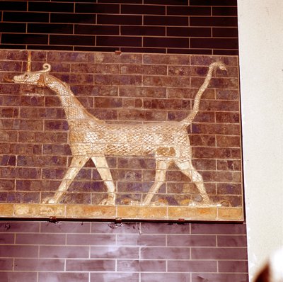 Marduk istennek szentelt sárkány, az Ishtar-kapu részlete, Kr.e. 604-c562 alkotó: Unbekannt