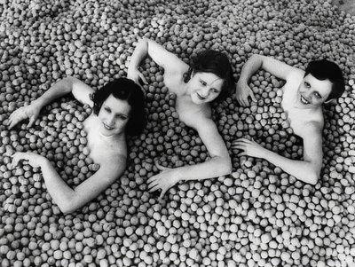 Három fiatal nő fürdik a diótengerben. Amerika. 1932 alkotó: Unbekannt
