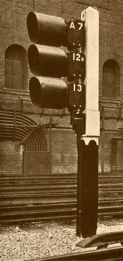 Elektromos lámpajelek nappali használatra árnyékolókkal a Baker Street állomáson, Metropolitan Railway, 193 alkotó: Unbekannt