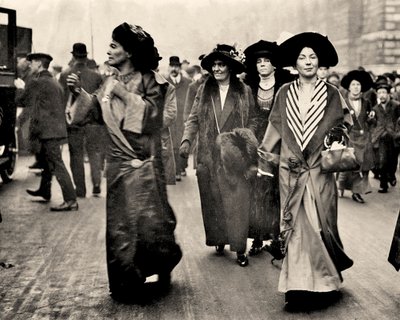 Emmeline Pethick Lawrence és Christabel Pankhurst, 1908 körül (fotó) alkotó: Unbekannt