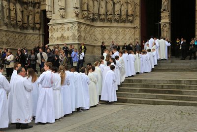 Bejárati felvonulásl. Püspökszentelés. Amiens-i katedrális, Amiens, Franciaország alkotó: Unbekannt