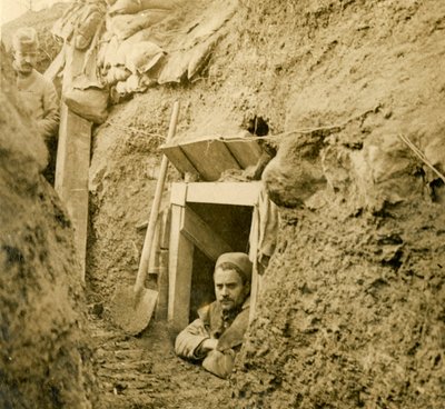 Egy kiásott menedékház bejárata, c1914-c1918 alkotó: Unbekannt