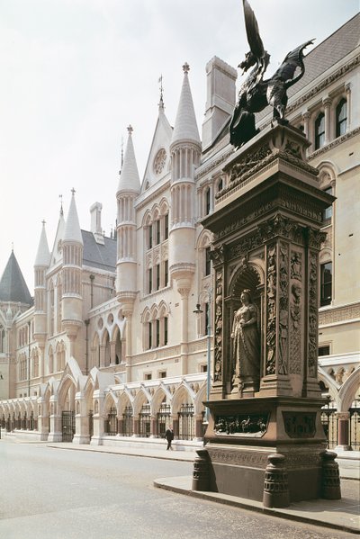 Außenansicht des Eingangs der Royal Courts of Justice, London von Unbekannt