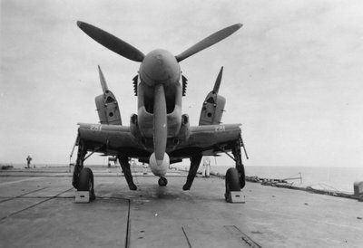 Fairey Firefly repülőgép készen áll a hangárliftbe szállításra, HMS Venerable, 1945 alkotó: Unbekannt