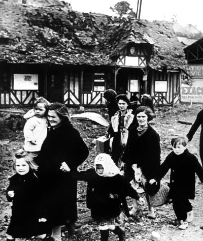 A falujukat elhagyó családokat bombázták a normandiai partraszállás során, Franciaország, 1944 alkotó: Unbekannt