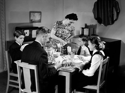 Család reggelinél, 1948 alkotó: Unbekannt