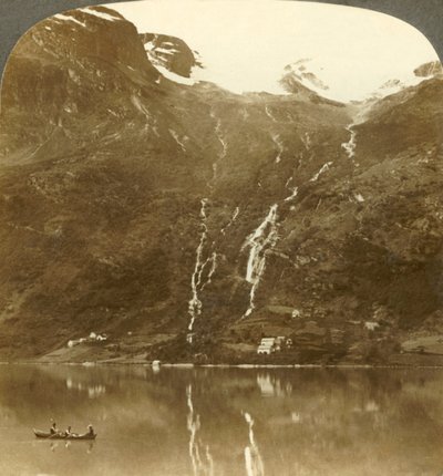 Yri parasztházai a hegyek bázisán fészkeltek – Yri a gleccseren esik, Norvégia, 1905. alkotó: Unbekannt