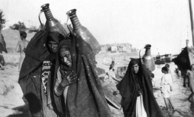 Női vízhordozók, Amarah, Irak, 1917-1919 alkotó: Unbekannt