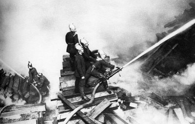 Tűzoltók egy fatelepen, Londonban, 1926-1927 alkotó: Unbekannt