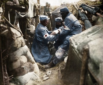 Elsősegélynyújtás egy sebesültnek az egyik francia lövészárokban, 1915 alkotó: Unbekannt