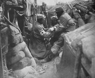 Elsősegélynyújtás egy sebesültnek az egyik francia lövészárokban, 1915 alkotó: Unbekannt