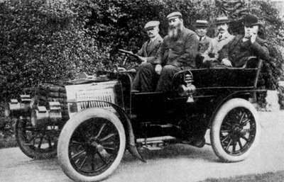 Öt férfi ül egy autóban, 1902 1935 alkotó: Unbekannt