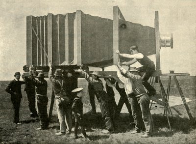 Fókuszban a gigantikus kamera munkához, 1901. alkotó: Unbekannt