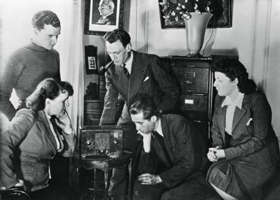 Francia állampolgárok a Vichy miniszterelnök-helyettes, Darlan admirális adását hallgatva, 1941. május 23-án alkotó: Unbekannt