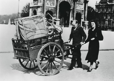Francia menekültek hazatértek Franciaország németekhez való bukása után, Párizs, 1940. július alkotó: Unbekannt