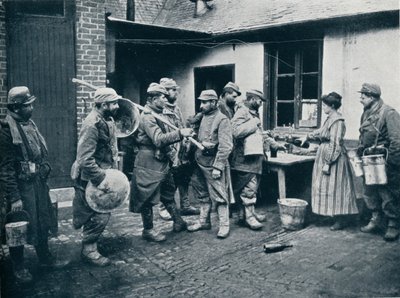 A lövészárokból hazatérő francia katonák megállnak frissítőre, c1914 alkotó: Unbekannt