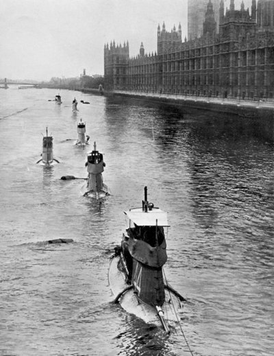 A Saphir Q44 francia tengeralattjáró és öt másik hajó Gravesendből Londonba költözik, 1909. július alkotó: Unbekannt