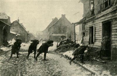 Francia csapatok átkelnek egy falu utcáján német tűz alatt, első világháború, 1914-1915, c1920. alkotó: Unbekannt
