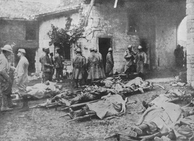 A francia sebesülteket egy támadás során szállították el a vonalak hátsó részében, 1915-ben alkotó: Unbekannt