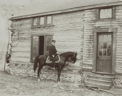 Frederick Dent Grant tábornok lóháton az apja, Ulysses S. Grant által épített kabin (Hardscrabble) előtt alkotó: Unbekannt